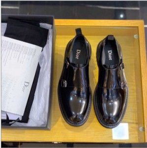 Dior select cowhide to make men's Derby Shoes