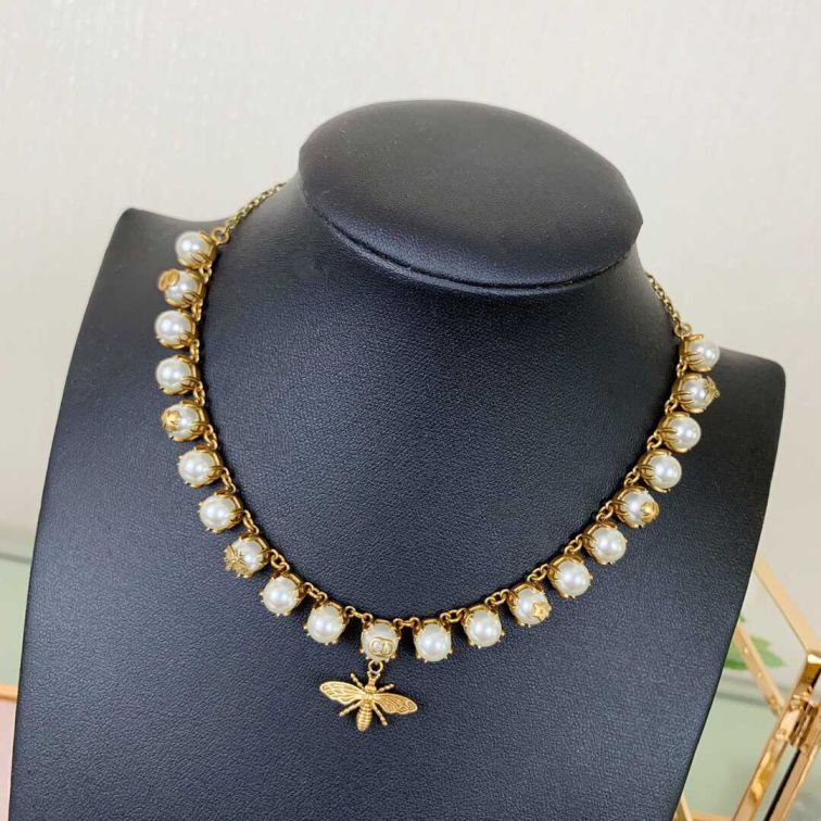 19 CD PEARL BEE NECKLACE