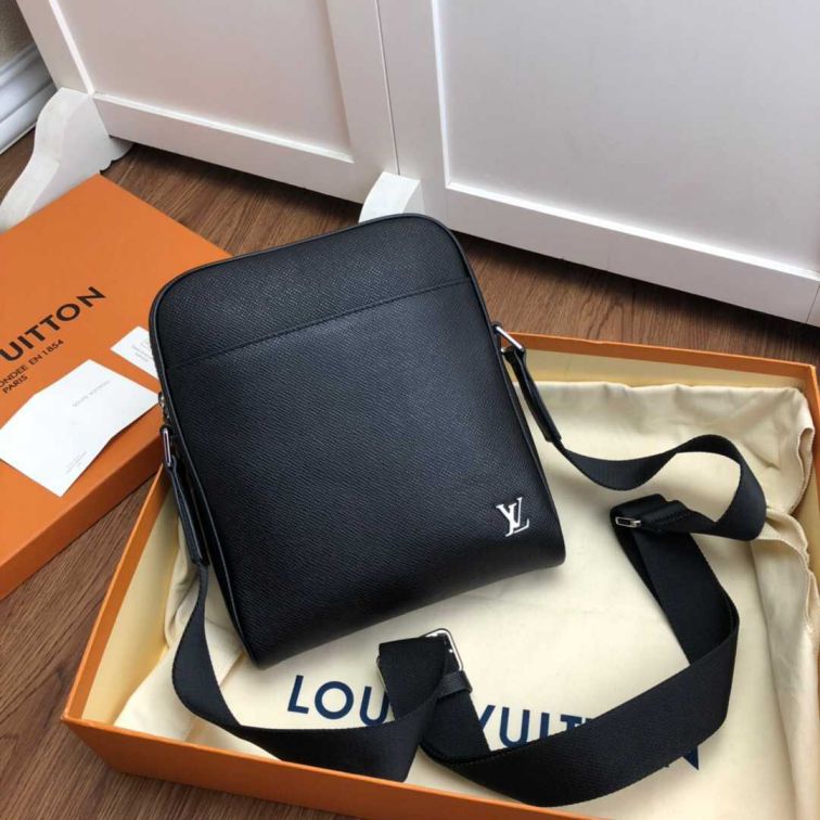 LV 2019 NEW Ta ga Leather Alex BB Messenger Bags M30265 Men Shoulder Bags