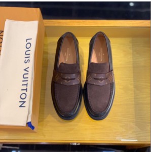 Louis Vuitton leather classic letters men's slippers