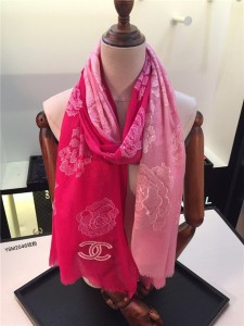 CHANEL strongly recommends this year's heaviest recommended wool mulberry silk scarf rose pink